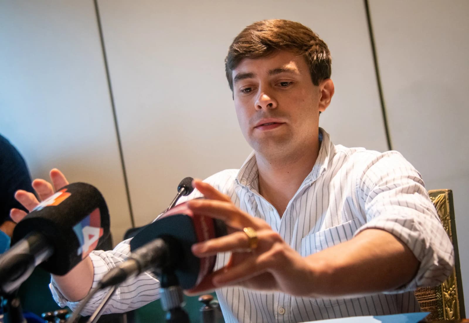 El edil nacionalista Gonzalo Gómez en conferencia de prensa por el caso Leiva